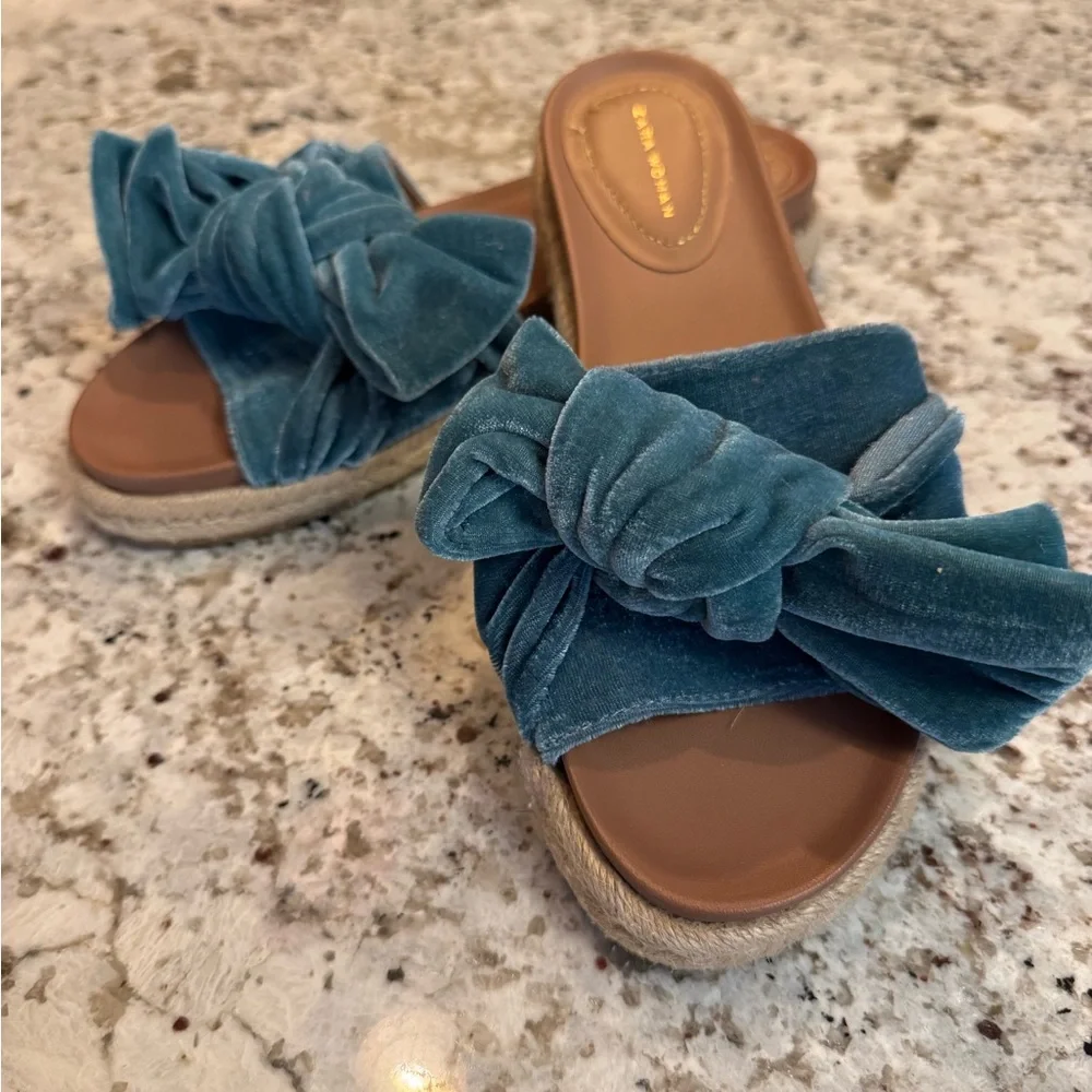 Zara‎ Teal Sandals with Bow Accent - Picture 8 of 9
